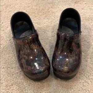 Barely worn Danskos size 38 clogs